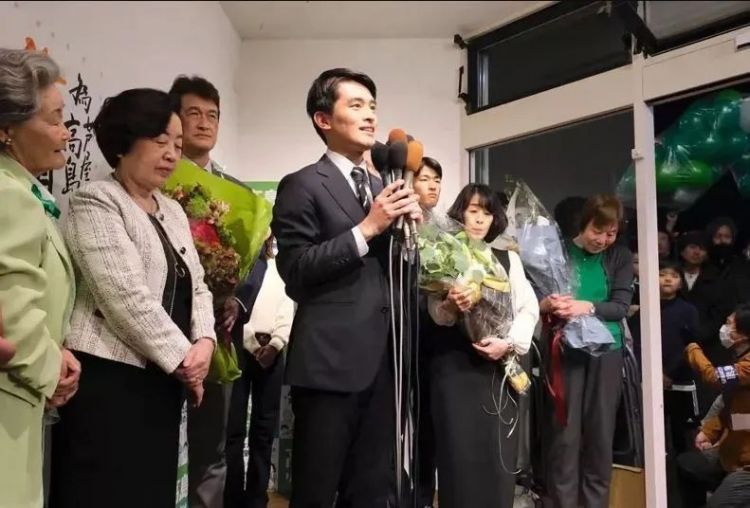 日本26岁小伙靠TikTok当选市长成最强黑马