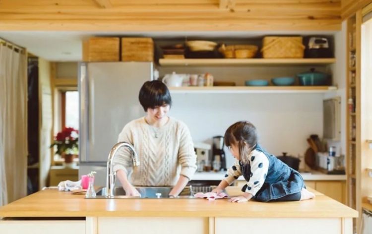 日本三胎家庭住进深山10年，买地仅9万人民币，独享广阔山林