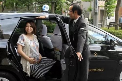 最戏精的日本人，都在出租车上