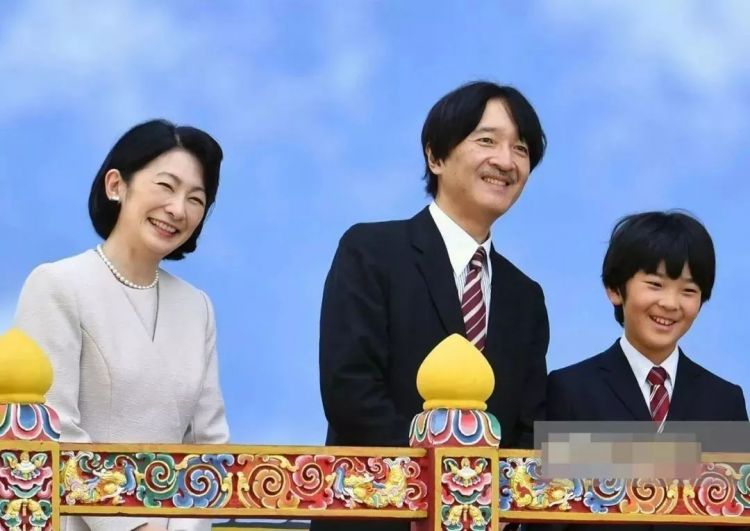 日本民众喜爱的“平成灰姑娘”，越来越像狐狸脸