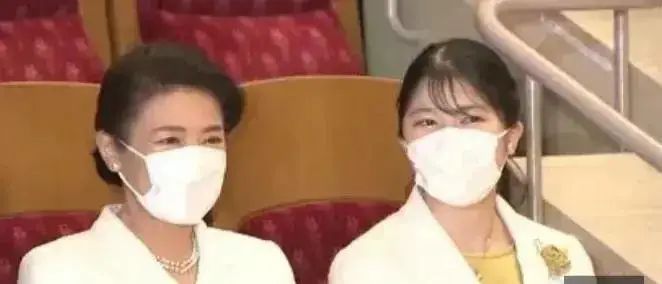 日本民众喜爱的“平成灰姑娘”，越来越像狐狸脸