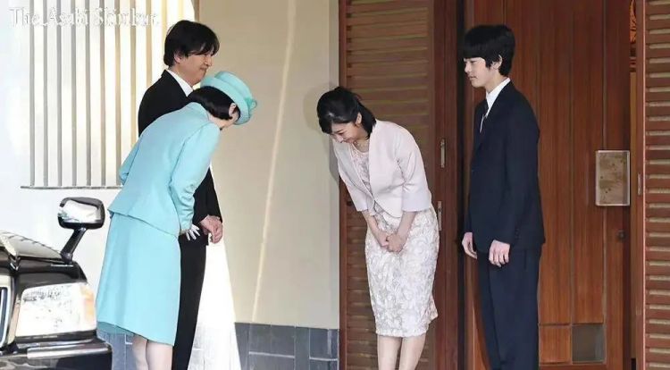 日本民众喜爱的“平成灰姑娘”，越来越像狐狸脸