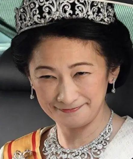 日本民众喜爱的“平成灰姑娘”，越来越像狐狸脸