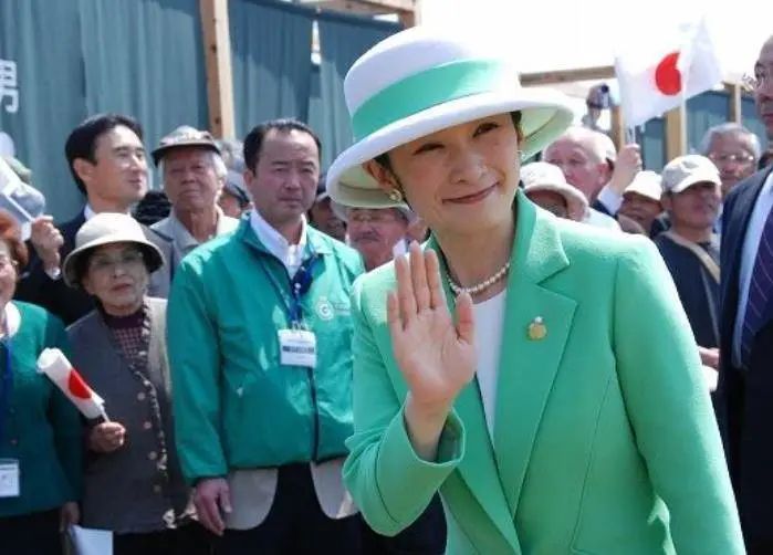 日本民众喜爱的“平成灰姑娘”，越来越像狐狸脸