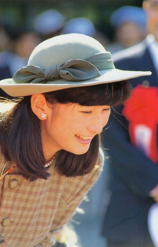 日本民众喜爱的“平成灰姑娘”，越来越像狐狸脸