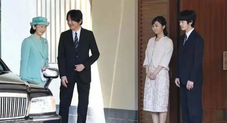 日本民众喜爱的“平成灰姑娘”，越来越像狐狸脸