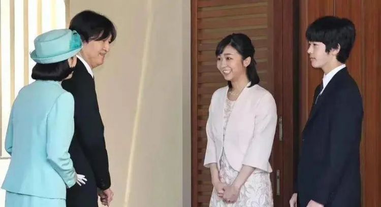 日本民众喜爱的“平成灰姑娘”，越来越像狐狸脸