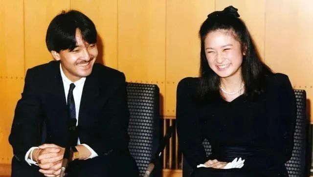 日本民众喜爱的“平成灰姑娘”，越来越像狐狸脸