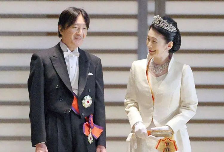 日本民众喜爱的“平成灰姑娘”，越来越像狐狸脸