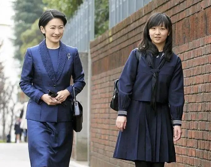 日本民众喜爱的“平成灰姑娘”，越来越像狐狸脸
