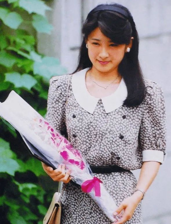 日本民众喜爱的“平成灰姑娘”，越来越像狐狸脸