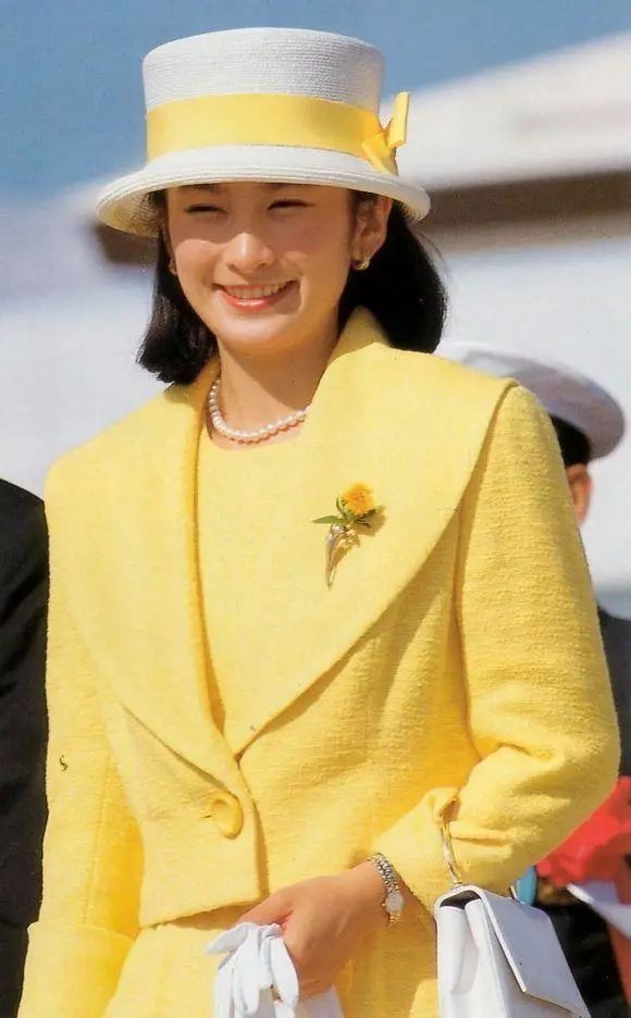 日本民众喜爱的“平成灰姑娘”，越来越像狐狸脸