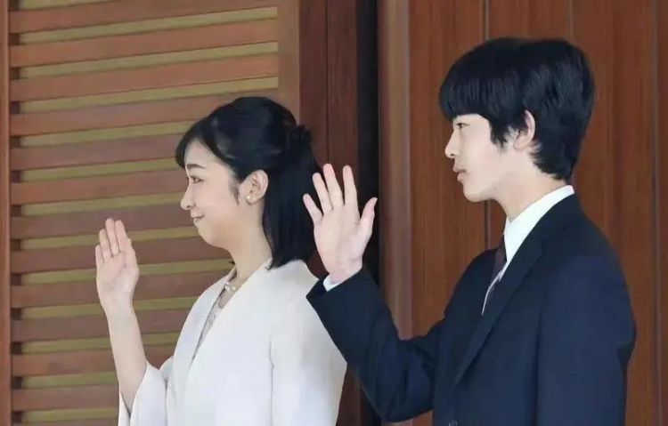 日本民众喜爱的“平成灰姑娘”，越来越像狐狸脸