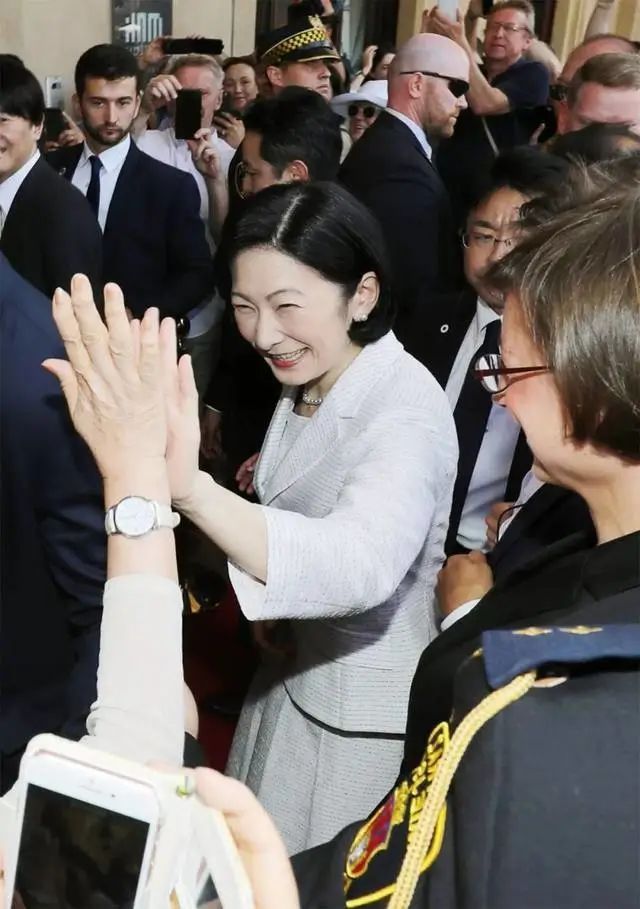 日本民众喜爱的“平成灰姑娘”，越来越像狐狸脸