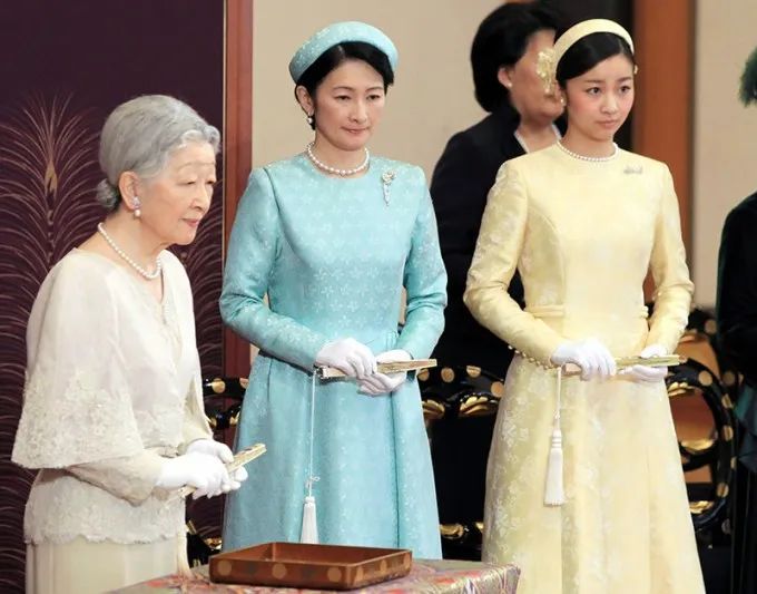 日本民众喜爱的“平成灰姑娘”，越来越像狐狸脸