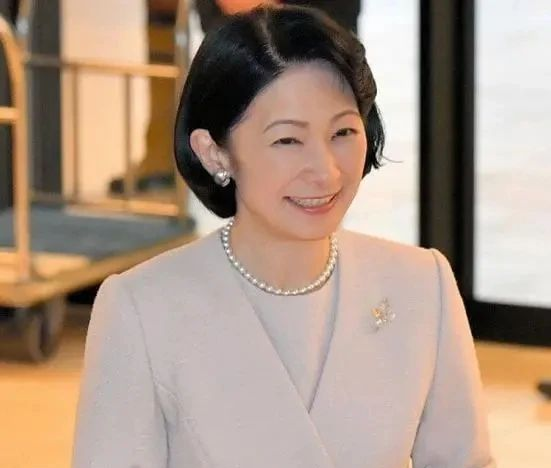 日本民众喜爱的“平成灰姑娘”，越来越像狐狸脸