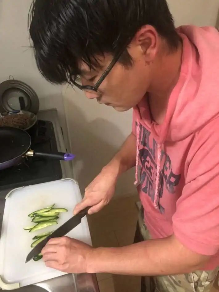 日本32岁最强软饭男，13年被7任女友包养还屡遭求婚！公开24小时作息后，网友：这软饭就该他吃！