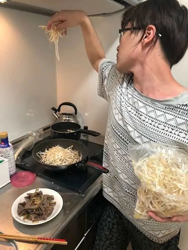 日本32岁最强软饭男，13年被7任女友包养还屡遭求婚！公开24小时作息后，网友：这软饭就该他吃！