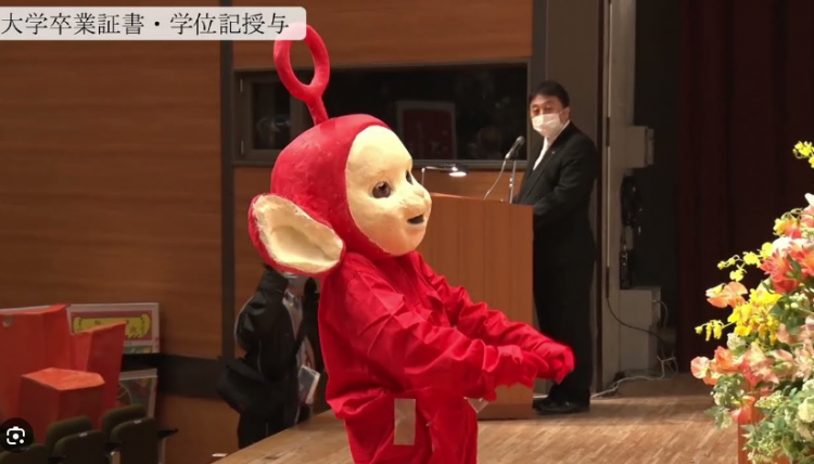日本大学生的毕业照，老师到底是怎么忍住不笑的？