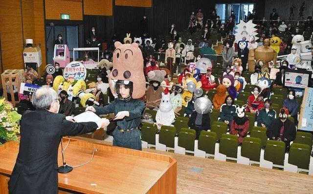 日本大学生的毕业照，老师到底是怎么忍住不笑的？