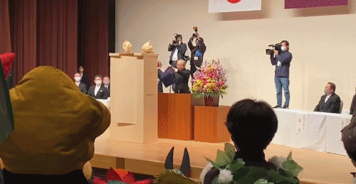 日本大学生的毕业照，老师到底是怎么忍住不笑的？