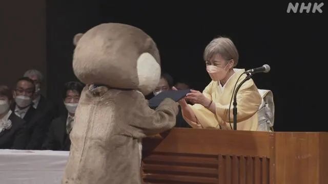 日本大学生的毕业照，老师到底是怎么忍住不笑的？