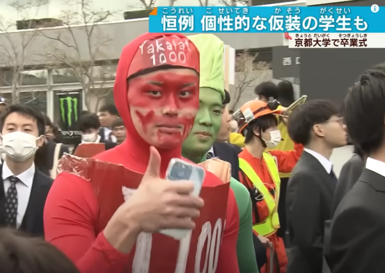 日本大学生的毕业照，老师到底是怎么忍住不笑的？