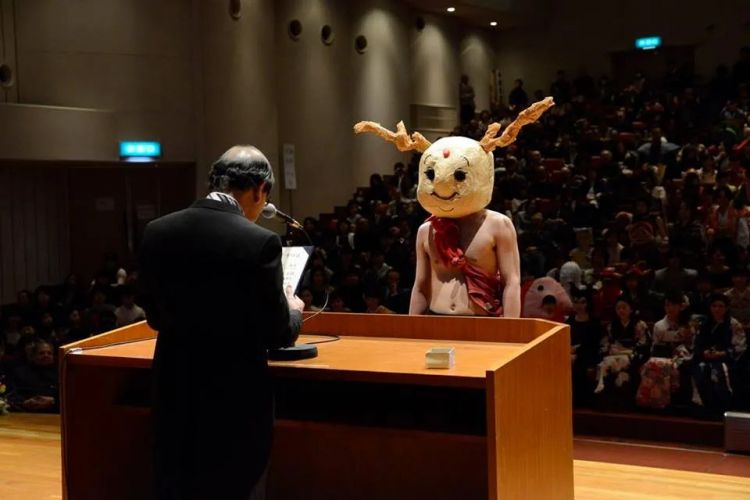 日本大学生的毕业照，老师到底是怎么忍住不笑的？