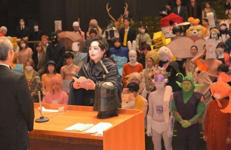 日本大学生的毕业照，老师到底是怎么忍住不笑的？
