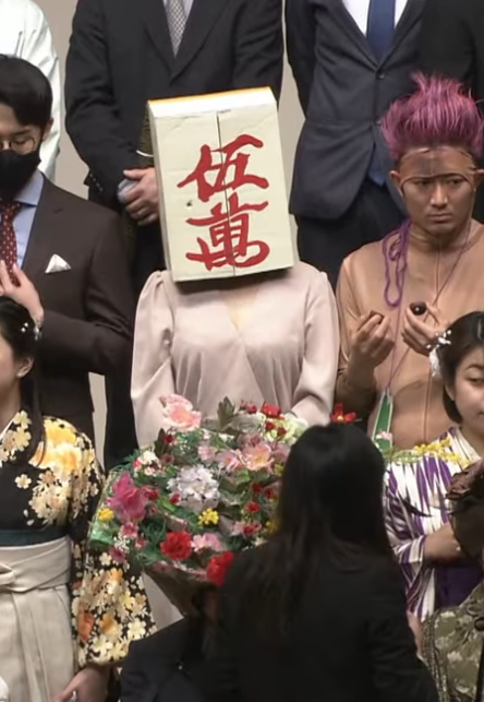 日本大学生的毕业照，老师到底是怎么忍住不笑的？