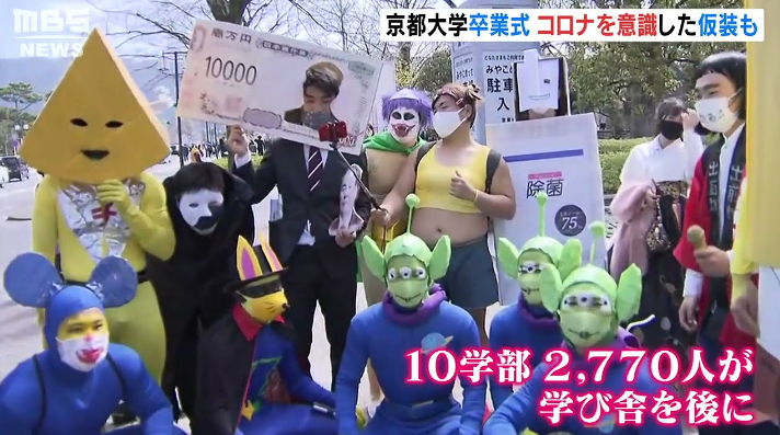 日本大学生的毕业照，老师到底是怎么忍住不笑的？