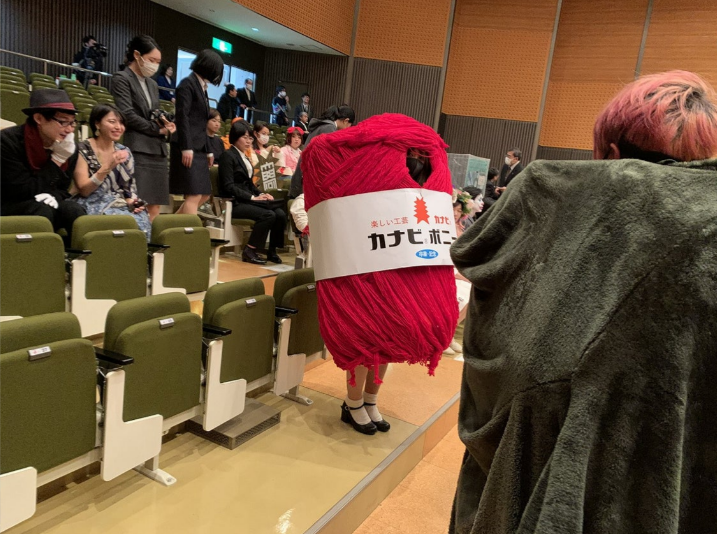 日本大学生的毕业照，老师到底是怎么忍住不笑的？