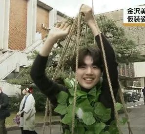 日本大学生的毕业照，老师到底是怎么忍住不笑的？