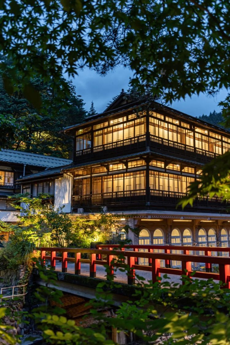 第144期：台风卡努致日本冲绳21万家庭断电；日本将放宽此签证要求 | 百通板