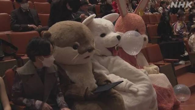 日本大学生的毕业照，老师到底是怎么忍住不笑的？
