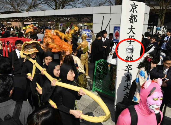 日本大学生的毕业照，老师到底是怎么忍住不笑的？