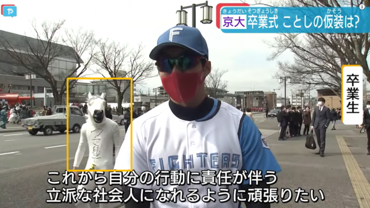 日本大学生的毕业照，老师到底是怎么忍住不笑的？