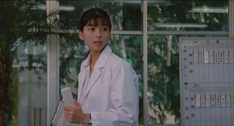 20岁就火到中国的日本女星，至今50岁单身不婚，美丽依旧...