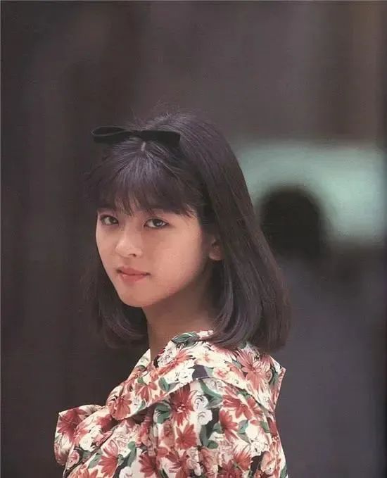 20岁就火到中国的日本女星，至今50岁单身不婚，美丽依旧...
