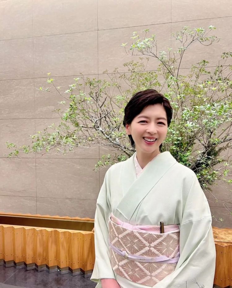 20岁就火到中国的日本女星，至今50岁单身不婚，美丽依旧...