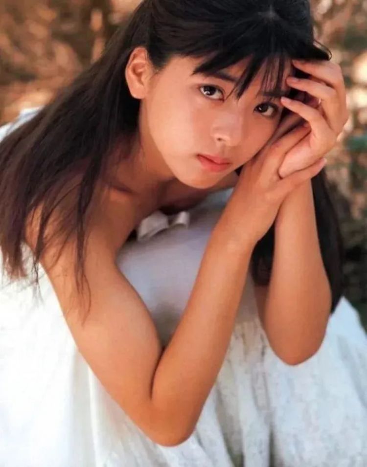 20岁就火到中国的日本女星，至今50岁单身不婚，美丽依旧...