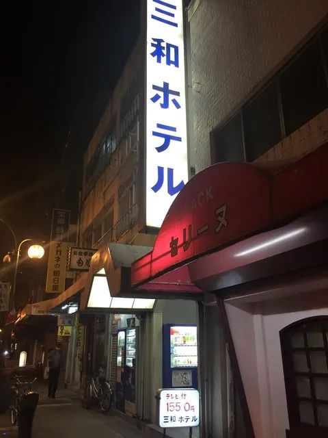 日本一网友旅途中偶遇超便宜酒店，一晚只要50元！走进一看傻眼：这…！？