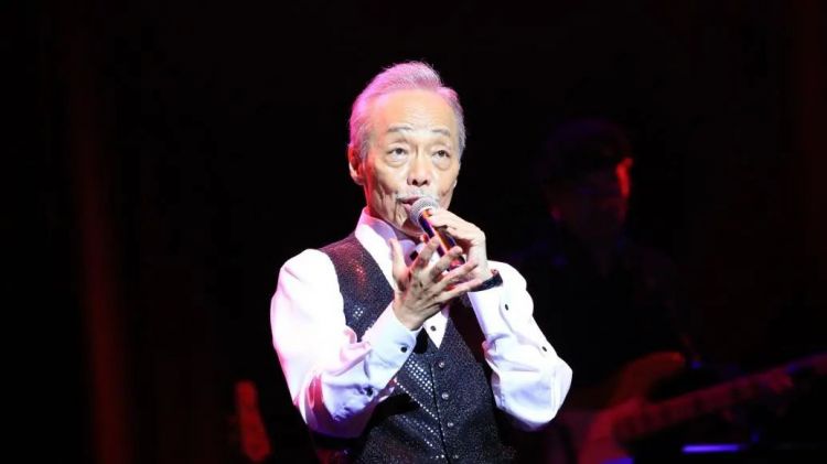 日本国宝级歌手谷村新司去世！与中国情缘深厚，作品曾被邓丽君、张国荣翻唱…