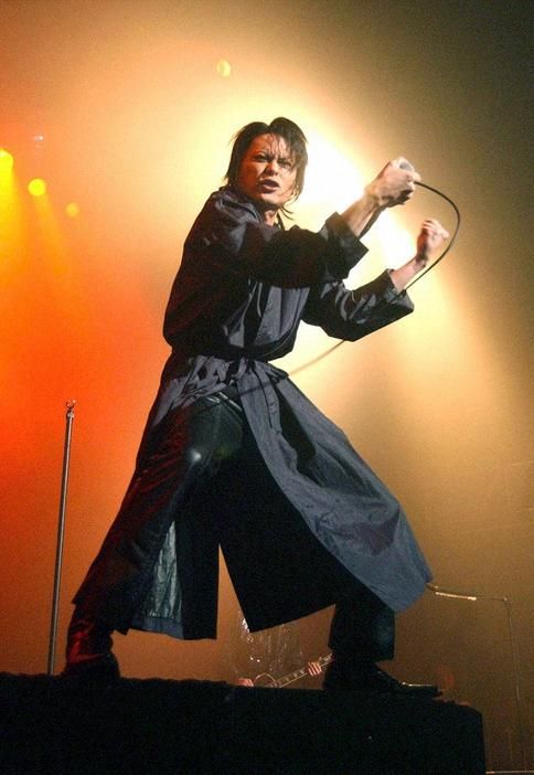 Buck-Tick主唱樱井敦司演唱会上脑出血离世