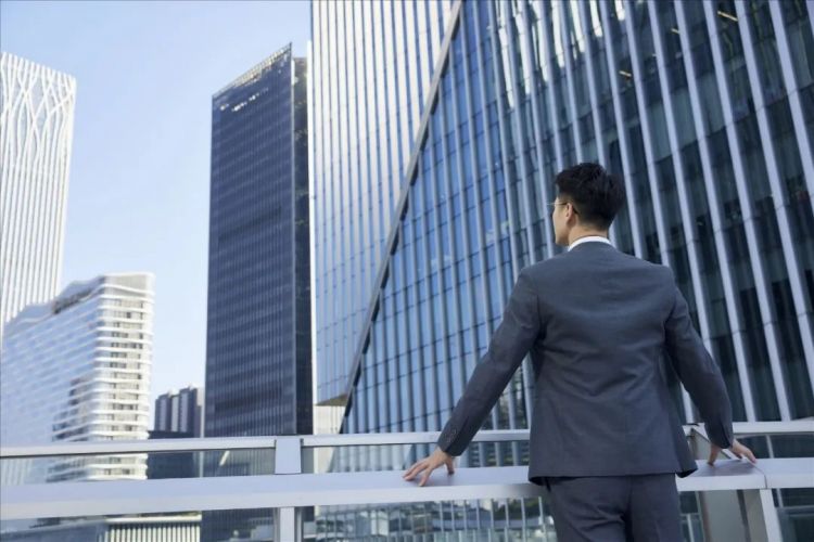那个10年前中了6亿的日本男人，如今怎么样了？