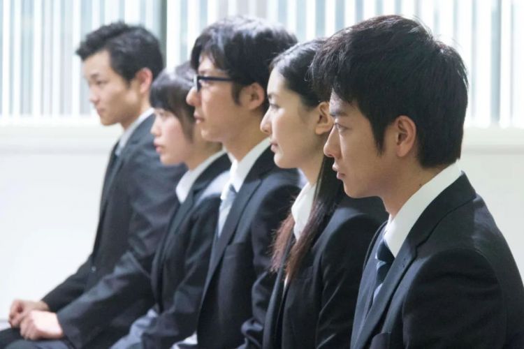 在这里，没有年轻人考公了