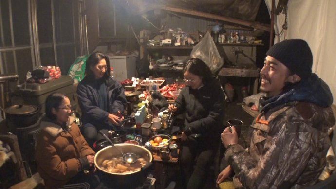 东出昌大在山里与三位女演员同居