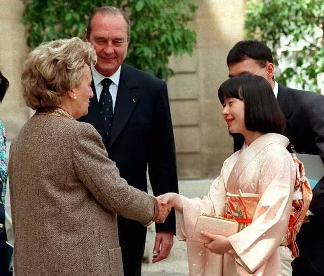 日本公主逃离皇室第一人！当年被克扣皇冠，忙到单身33年，如今日子美滋滋…