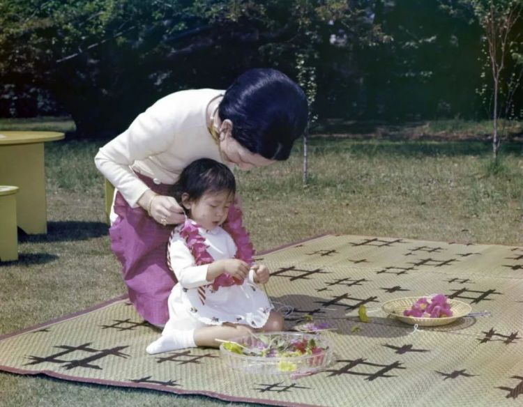 日本公主逃离皇室第一人！当年被克扣皇冠，忙到单身33年，如今日子美滋滋…