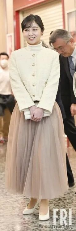 日本天皇独生女事业爱情双丰收？毕业礼大气亮相，疑似帅男友曝光，网友：她才适合当天皇！